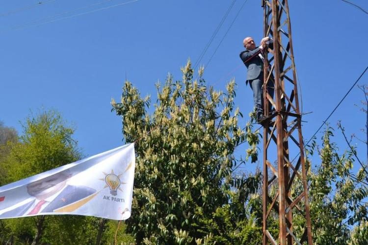 AK Partili vekil elektrik direğine tırmandı