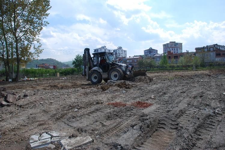Belediyeden gençlere futbol sahası
