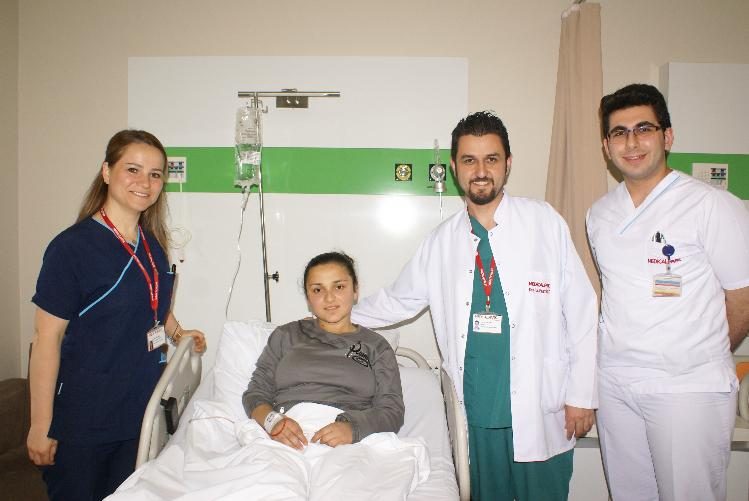 Safra kesesindeki taş 15 dakikada çıkarıldı