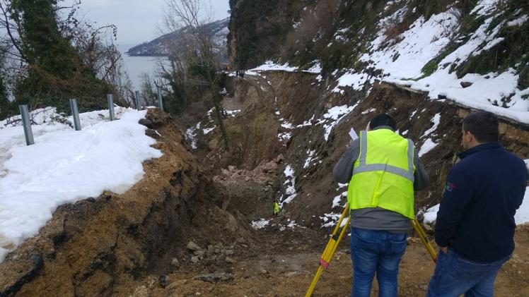 Heyelan olan yolda çalışmalar aralıksız devam ediyor