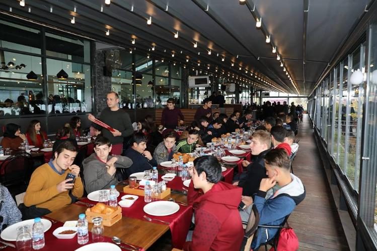 Protokol ve yetimler aynı sofrada