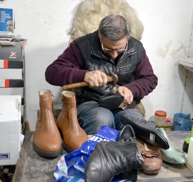 Ayakkabıcılar çıraksızlıktan şikayetçi