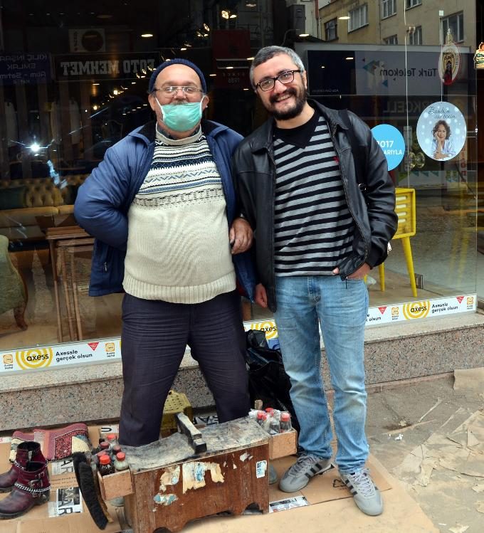 30 yıl önce babasının aldığı boya sandığıyla ailesini geçindiriyor