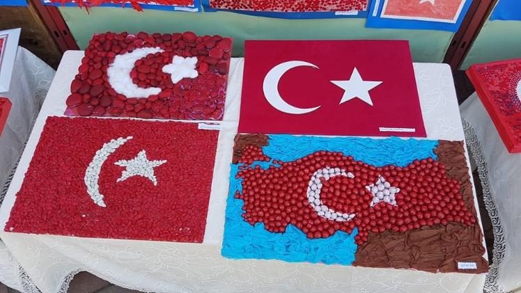 Minik öğrencilerden bayrak sergisi