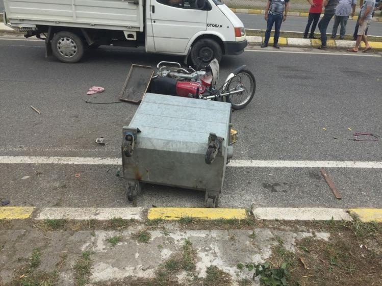 Çöp konteynerine çarpan motosikletli yaralandı