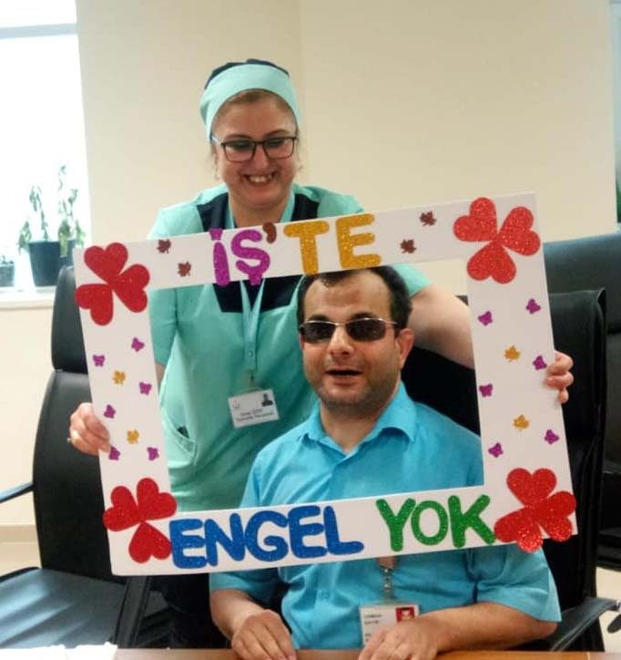 Görme engelliye yaş pastalı sürpriz