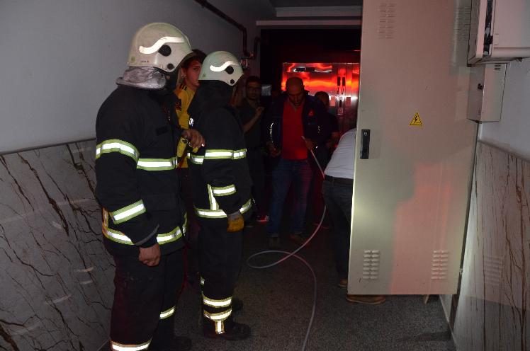 Yaşlı çift saatlerce asansörde mahsur kaldı