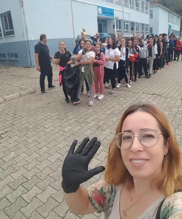 Öğrenciler kumsalda çöp topladı