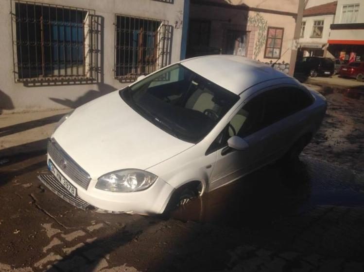 FATSA DA YOL ÇÖKTÜ OTOMOBİL ÇUKURA DÜŞTÜ