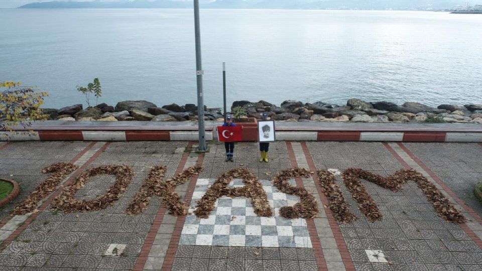 Temizlik işçileri sonbahar yapraklarından 10 Kasım yazdı