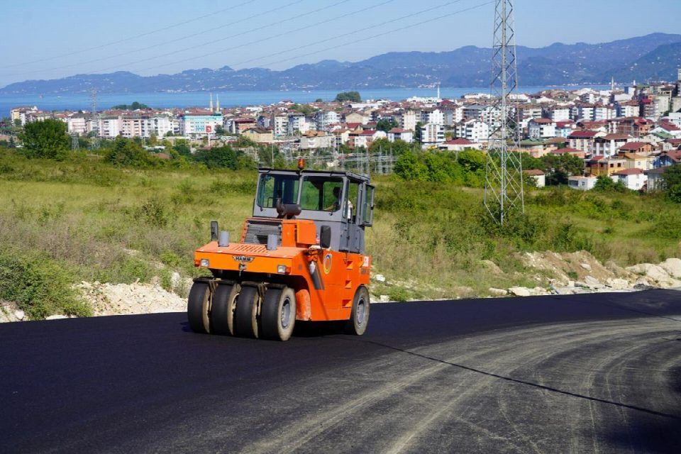 Ardıç sokağın konforlu asfaltı eğitimin ilk güne yetiştirildi