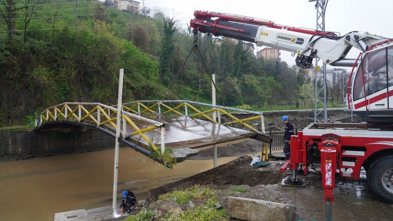 Selden hasar gören Yalıköy deresi köprüsü onarılıyor