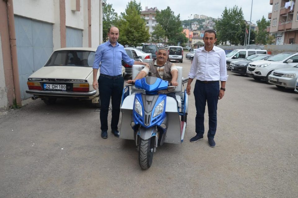 Fatsa SYDV engelli vatandaşa motorlu araç verdi