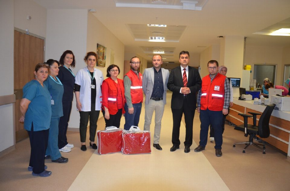 Kızılay ‘Sevgi bohçası’ dağıttı