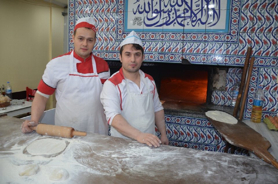 PİDE USTALARI, HALLERİNDEN MEMNUN...