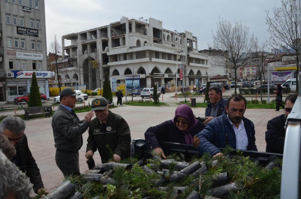Fatsa Orman İşletme Şefliği’nce 2 bin fidan vatandaşlara dağıtıldı.