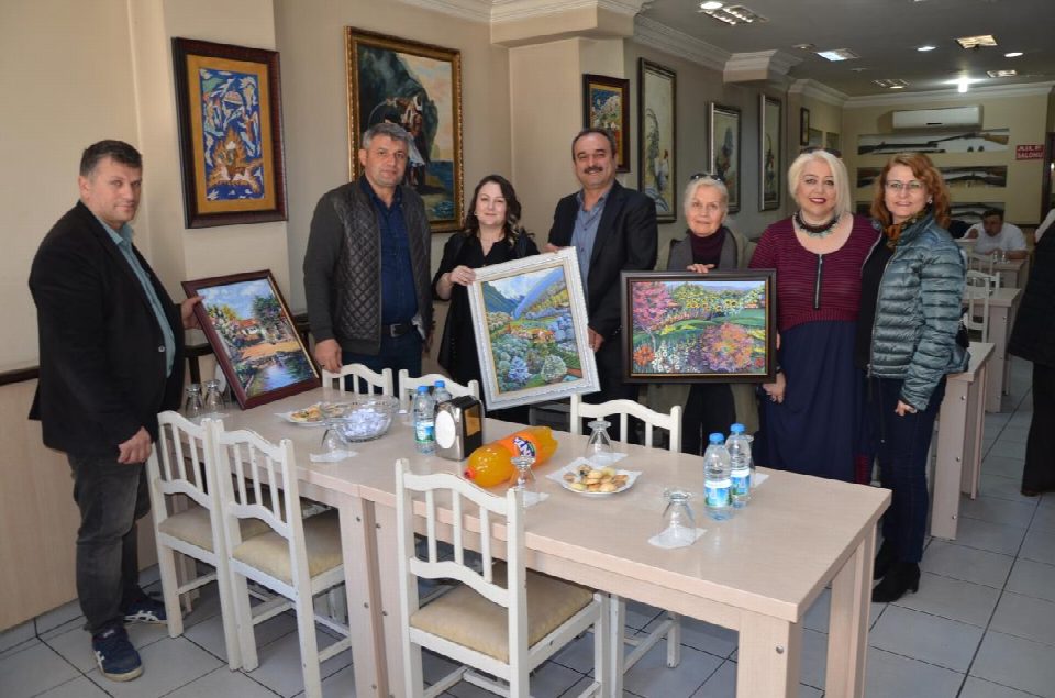 Müşterilerine tablo hediye ediyor
