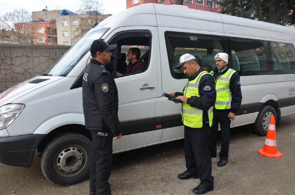 Fatsa'da polis okul servis araçlarını denetledi