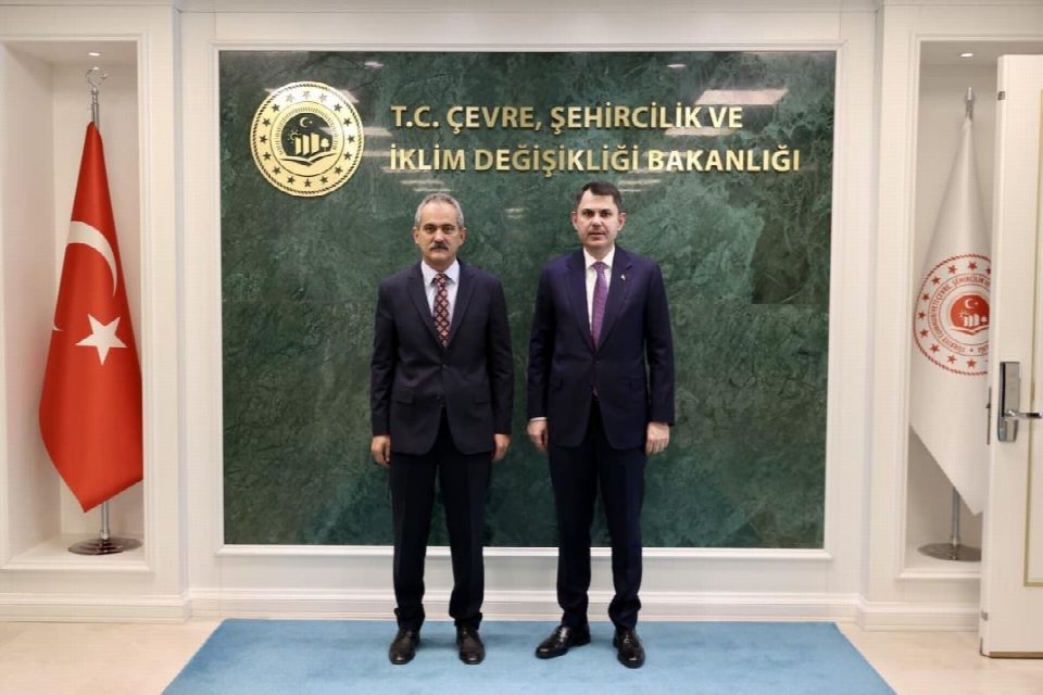 Özer'den bakan Kurum'a ziyaret...