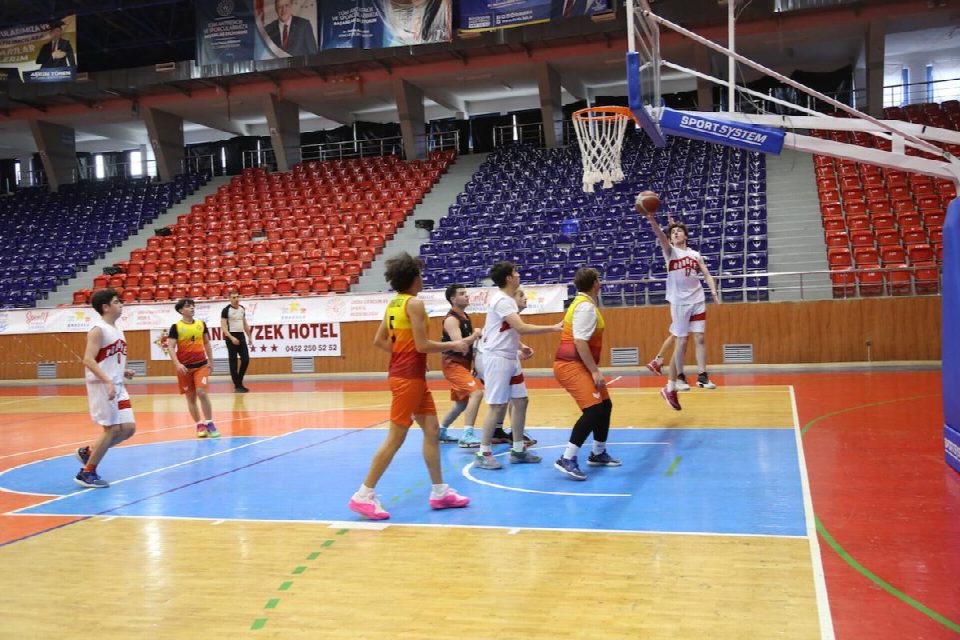 Ordu’da okul sporları basketbol müsabakaları ile devam ediyor