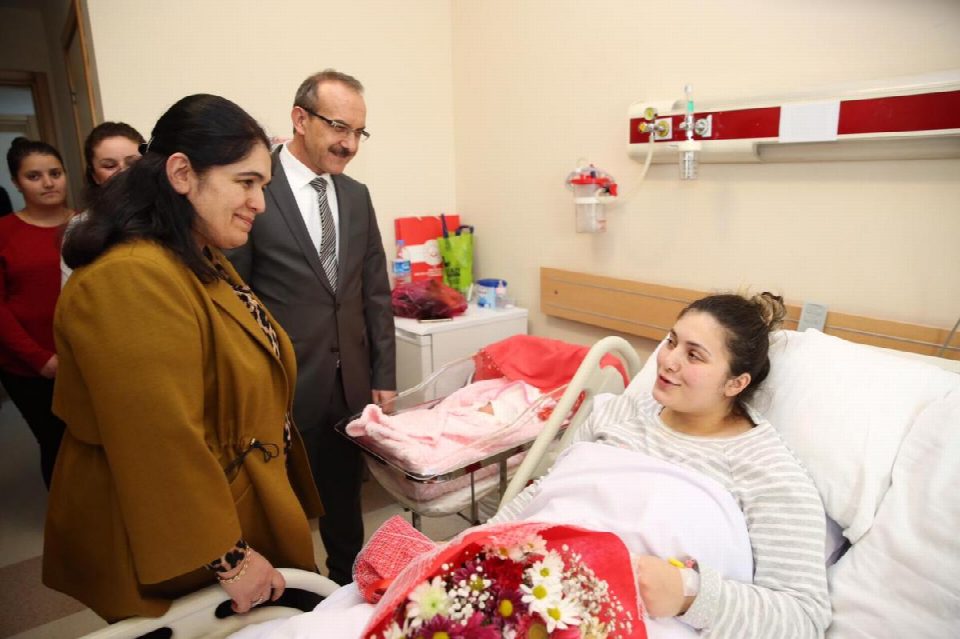 Vali Yavuz, Şehit ailesinin bebek sevincini paylaştı