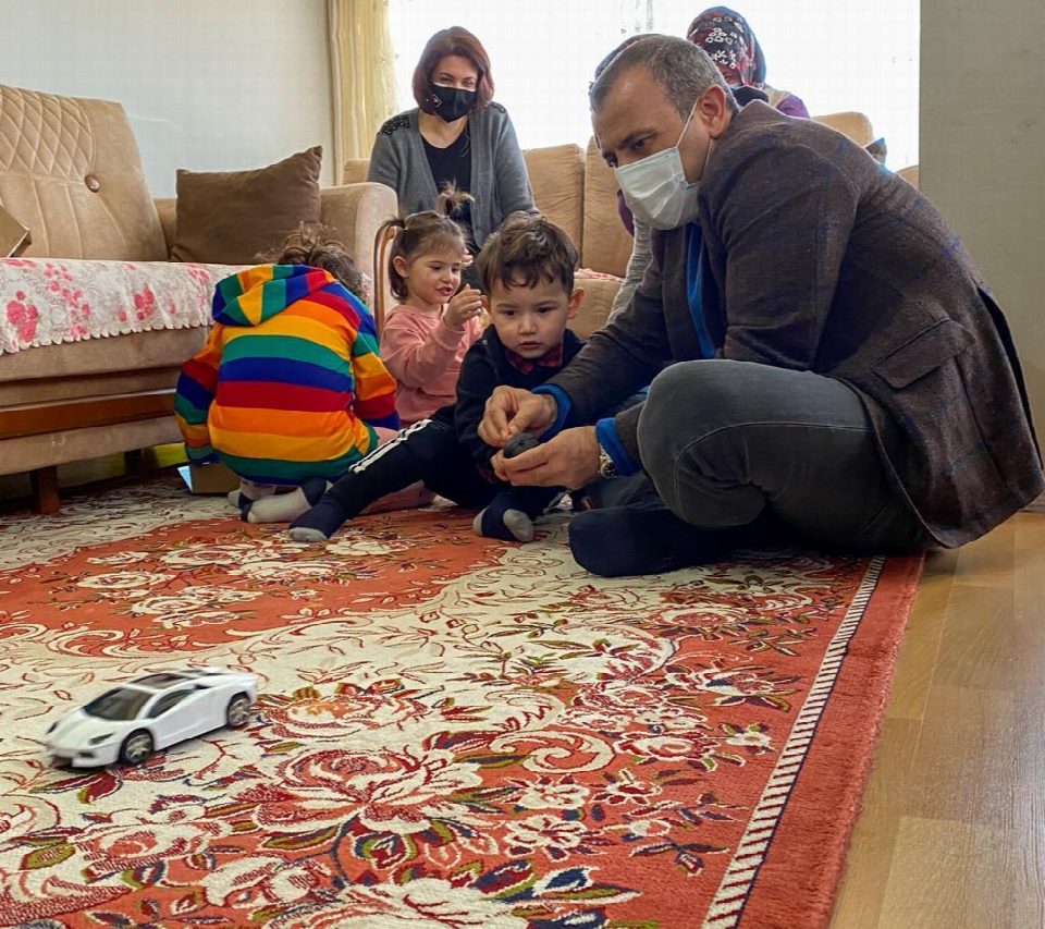 Vali Sonel, eşi Handan Sonel ile birlikte hane ziyaretlerinde bulundu