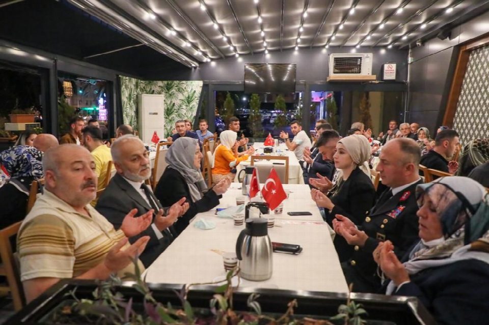 Vali Sonel, yemek programında gazilerimizle bir araya geldi