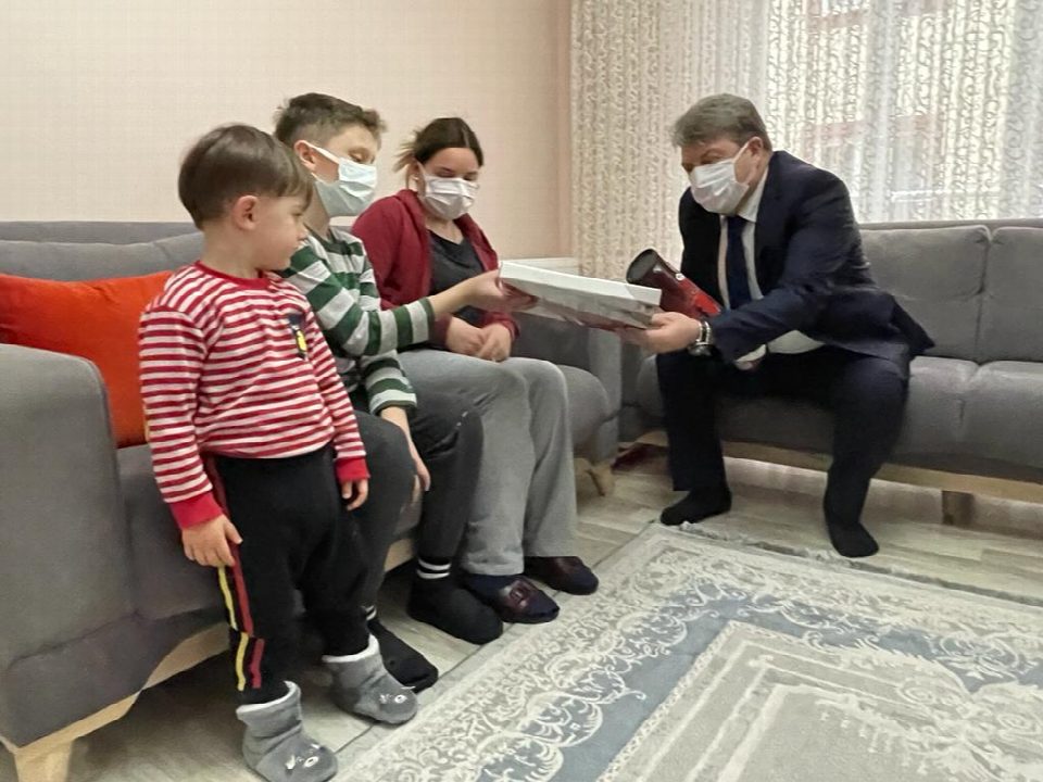 Vali Sonel, şimdi de Çölyak hastası öğrencilere el uzattı ediyor