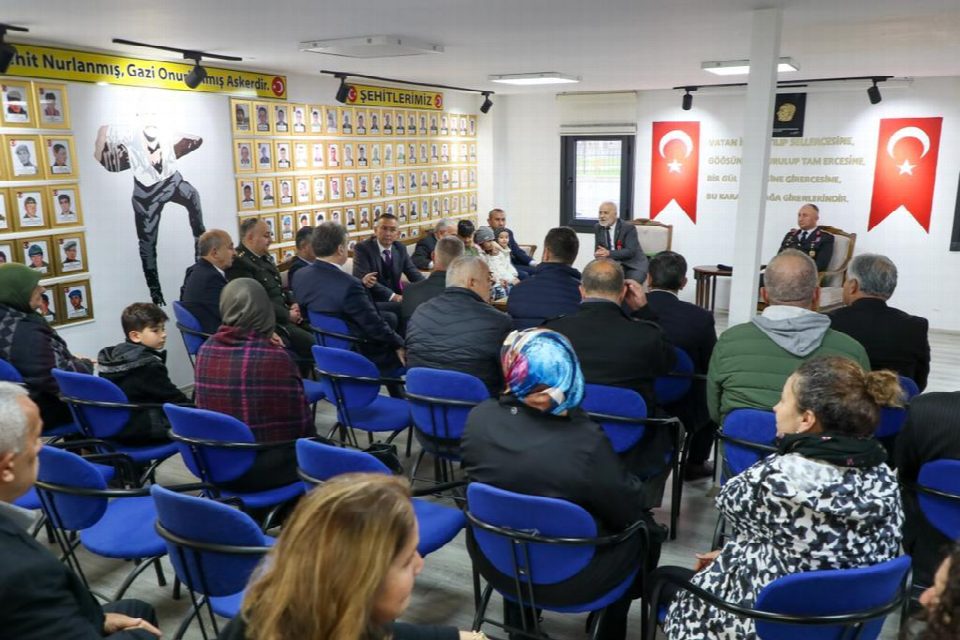 Vali Sonel, arefe gününde de şehit ailelerini ve gazileri yalnız bırakmadı