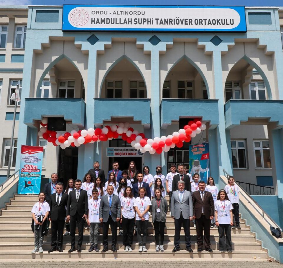 Vali Sonel, 4006-Tübitak Bilim Fuarı kapsamında hazırlanan sergiyi gezdi