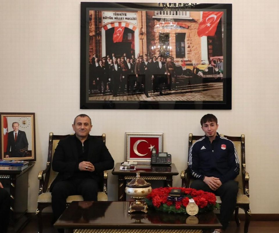 Vali Sonel, şampiyon sporcuyu ödüllendirdi