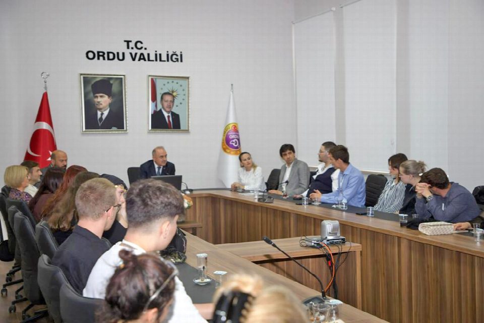 Almanya ve Polonya’dan gelen öğrenciler, Vali Erol’u ziyaret etti