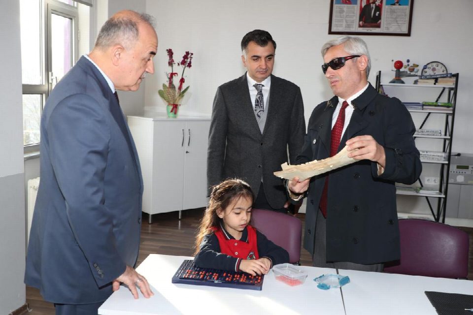 Vali Erol, görme engelli öğrenci ve öğretmeni okulunda ziyaret etti