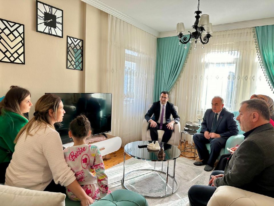 Vali Erol, hane ziyaretlerinde bulundu