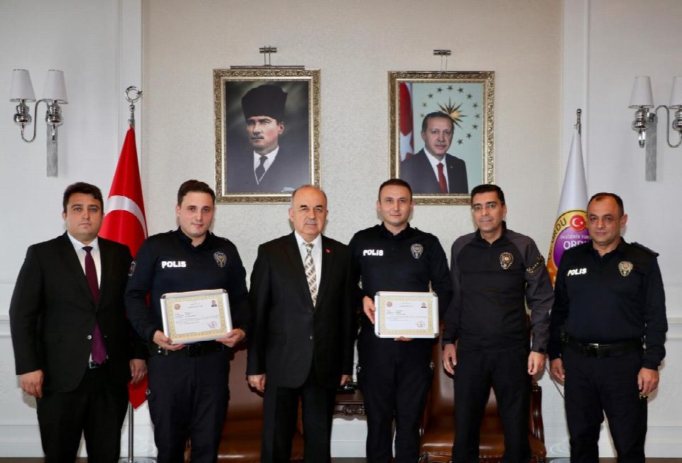 VALİ EROL, BAŞARILI POLİSLERİ ÖDÜLLENDİRDİ