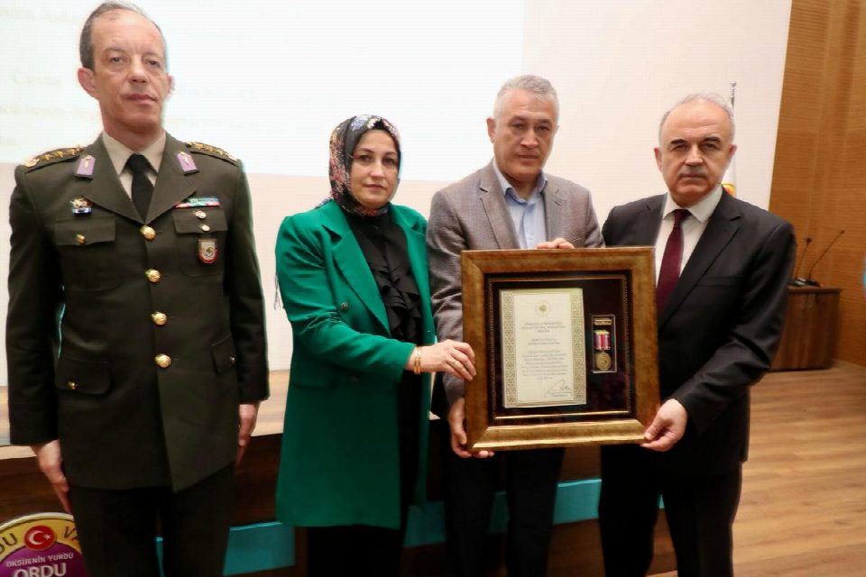 Vali Erol, şehit aileleri ve gazilere devlet övünç madalyası takdim etti