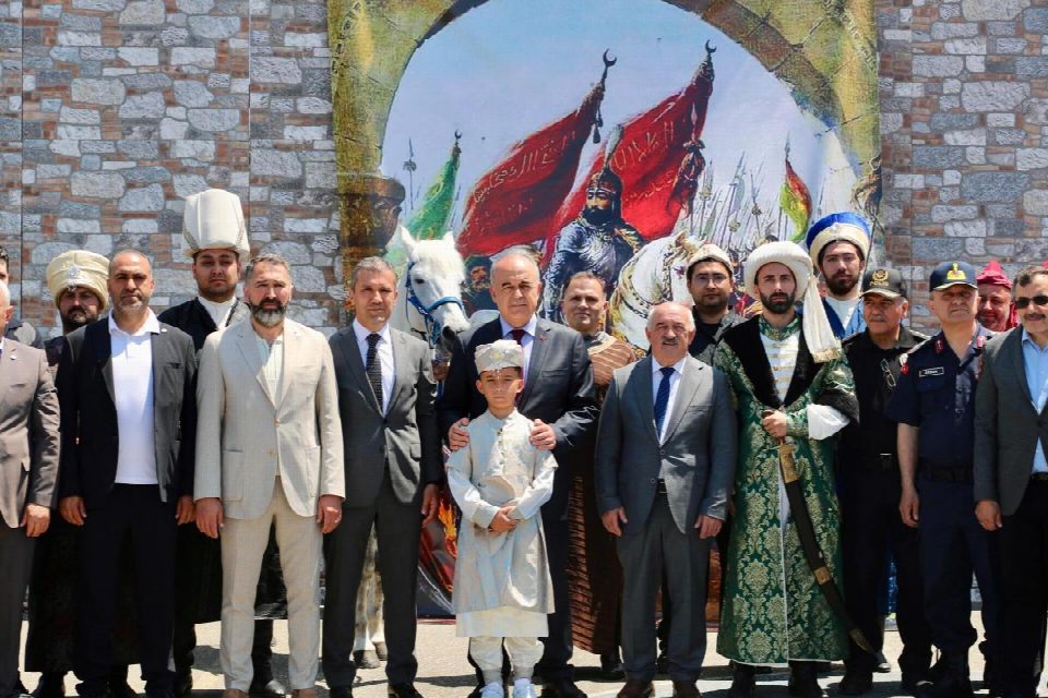 Vali Erol, İstanbul’un Fethinin 572. yıl dönümü dolayısıyla düzenlenen programa katıldı