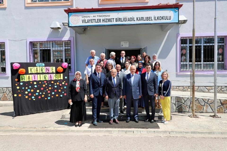 Vali Erol, öğrencilerin karne heyecanını paylaştı