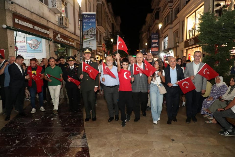 Zafer bayramı kutlamaları kapsamında yürüyüş ve konser etkinliği yapıldı