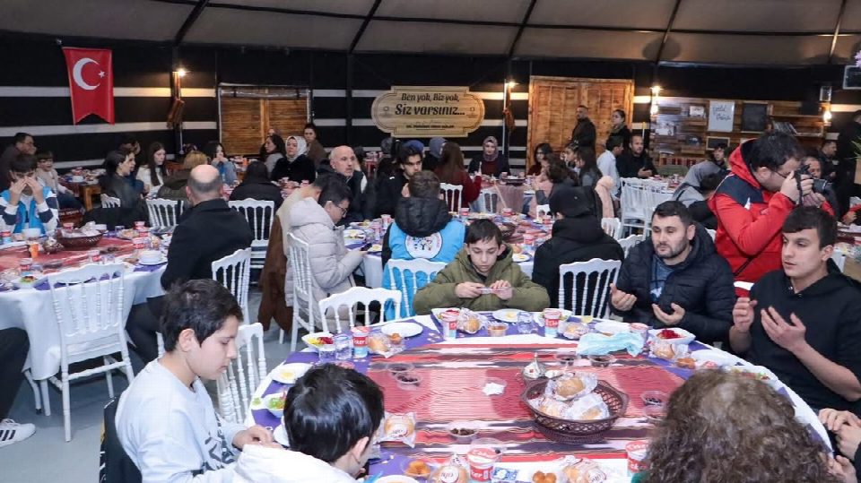 Vali Erol, devletimizin koruması ve bakımı altındaki çocuklarla iftar yaptı