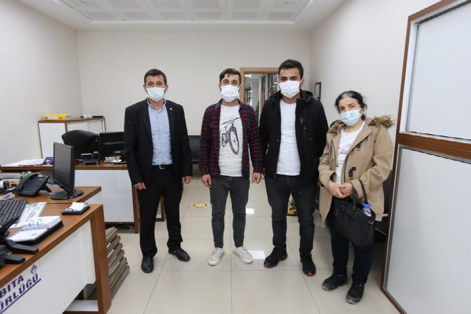Duyarlı gençlerin bulduğu para zabıta tarafından teslim edildi