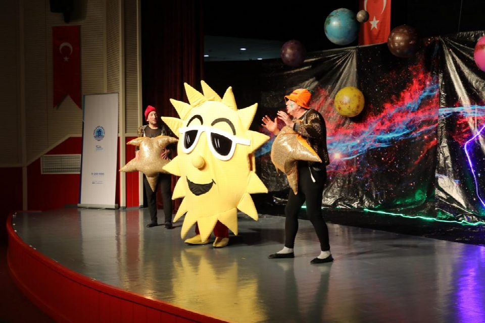 Tuzla sanat tiyatrosu ekibi Fatsa’lı çocukları şenlendirdi