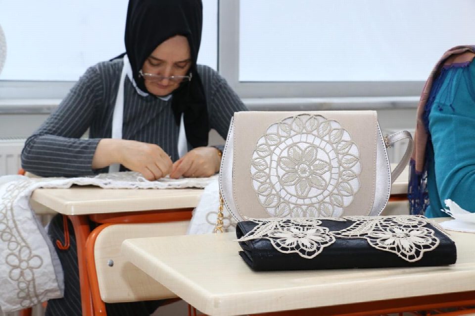 HANIMLARIN YENİ GÖZDESİ TEL KIRMA VE DANTEL ANGLEZ