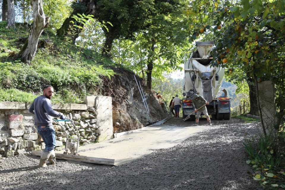 Fatih mahallesinde sathi asfalt ve konforlu beton yol çalışması