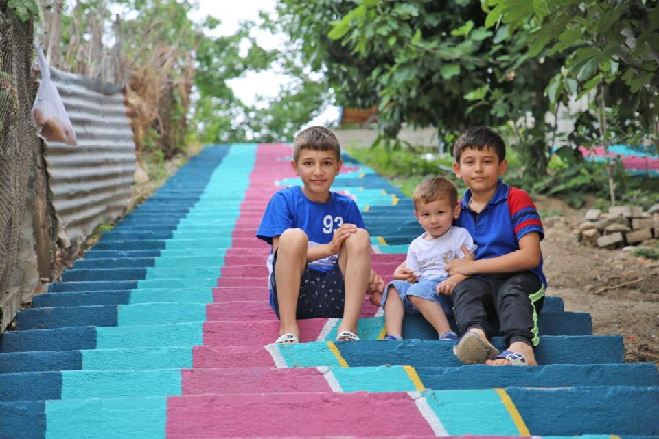 Renkli merdiven çalışması adeta sanat eserine dönüştü