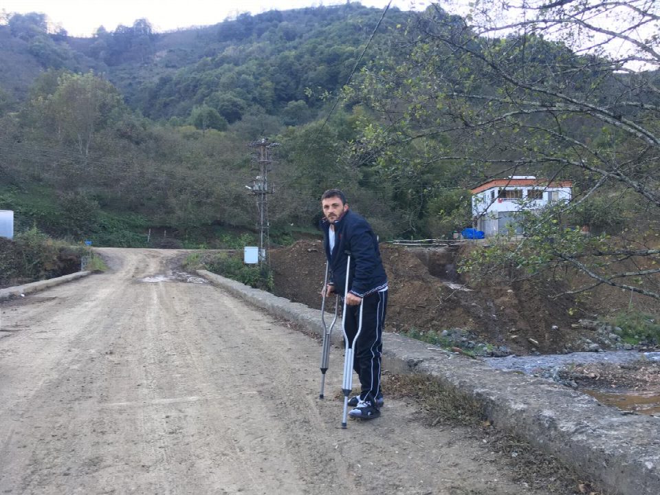 Selde yıkılan köprü korkuluğu kabusu oldu