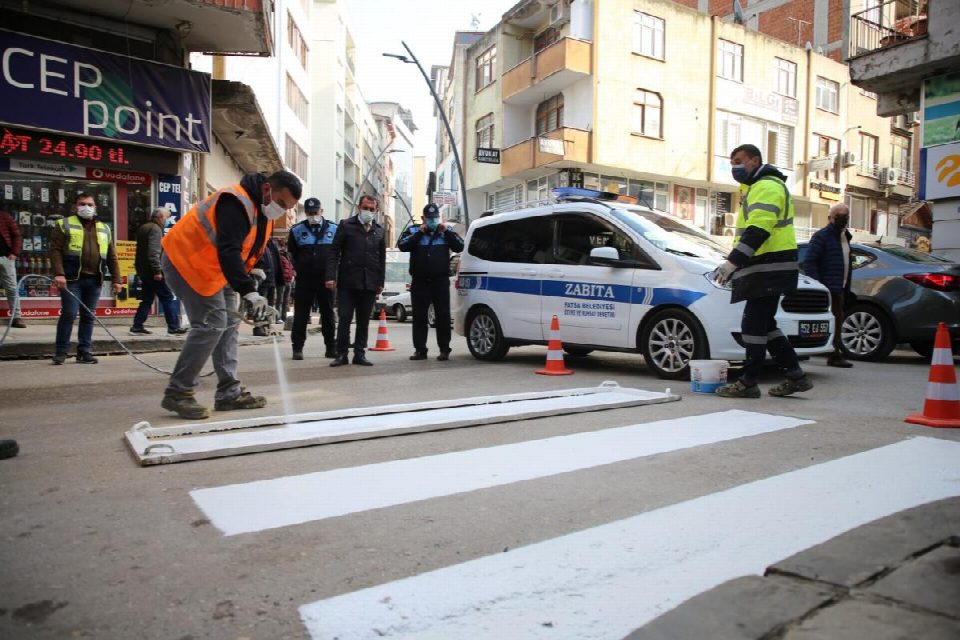 Trafikte ‘yaya önceliği’ için çizgiler çizildi