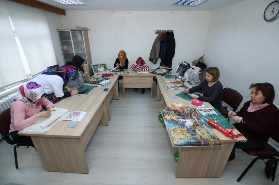 KÂĞITLARI KESİP 3 BOYUTLU TABLO YAPIYORLAR