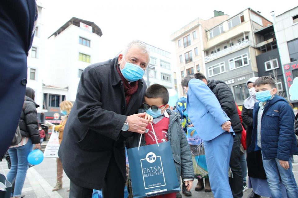 Otizmli çocuklar mavi ladin dikti ve mavi balon uçurdu
