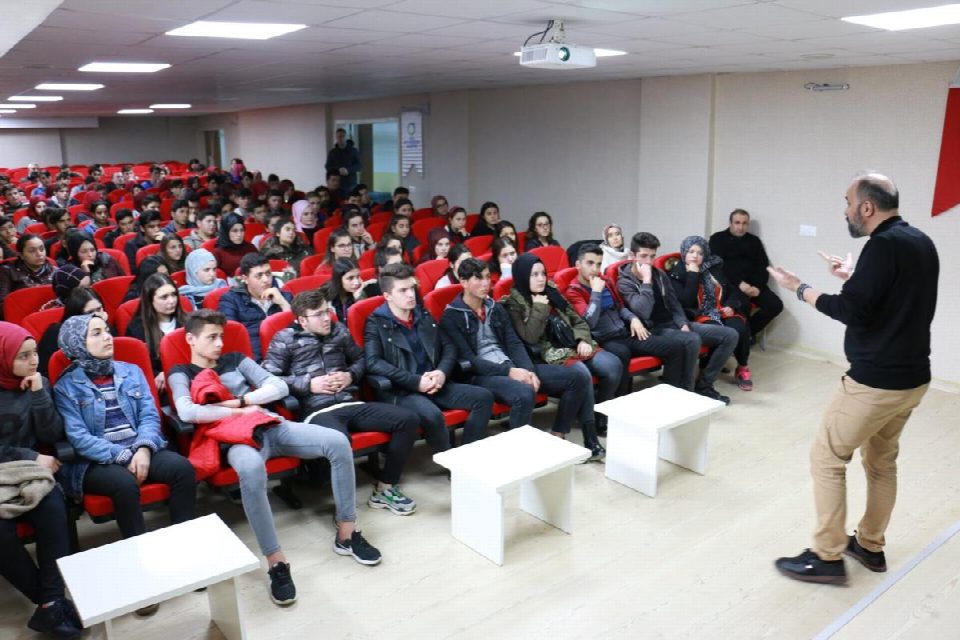 Şımarıklık ile Özgüven arasında ince bir çizgi vardır